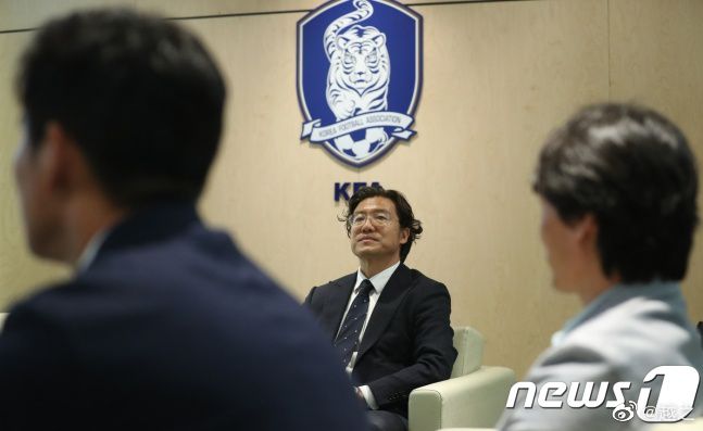 费可欣坐在了史密斯的对面，饶有兴致的问道：对了史密斯先生，你的事情办的怎么样了？史密斯尴尬的说：没什么进展……九玄制药的魏亮一直不愿意见我。
